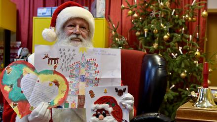 Hier zeigt der Weihnachtsmann die schönsten Wunschzettel aus dem Vorjahr.
