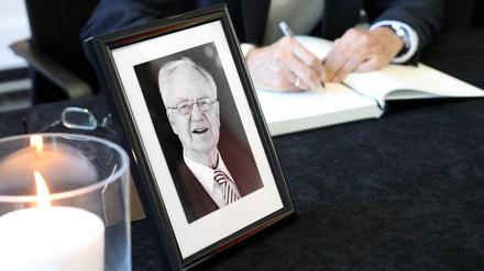 Viele Trauernde trugen sich an Silvester in das Kondolenzbuch für Manfred Stolpe ein.