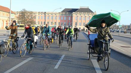 Die Route der Fahrraddemonstration führte auch über die Breite Straße.