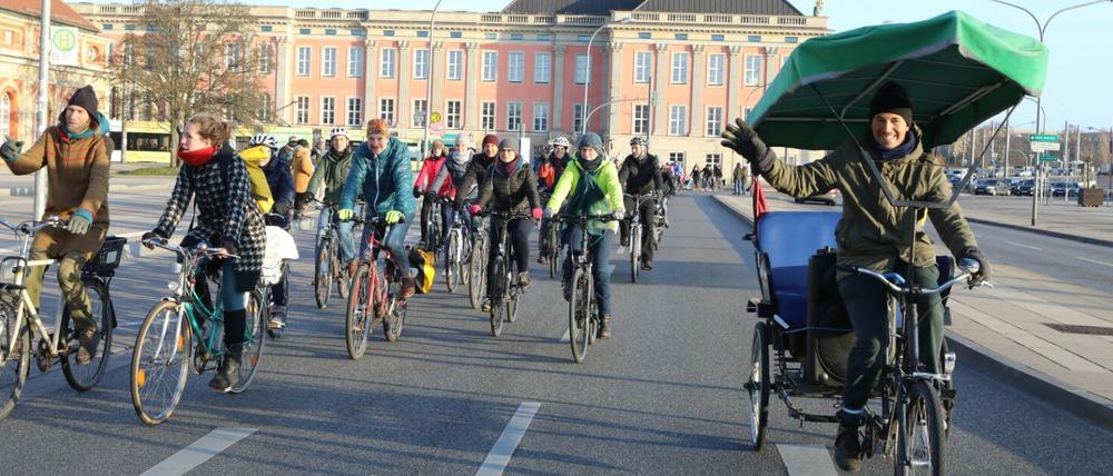 Die Route der Fahrraddemonstration führte auch über die Breite Straße.