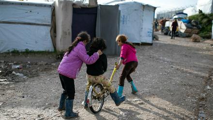 Kinder spielen im Flüchtlingslager Vial auf der griechischen Insel Chios. 