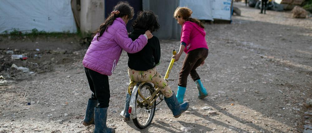 Kinder spielen im Flüchtlingslager Vial auf der griechischen Insel Chios.
