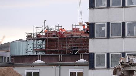 Die Baustelle für den Turm der Garnisonkirche und das Rechenzentrum. 