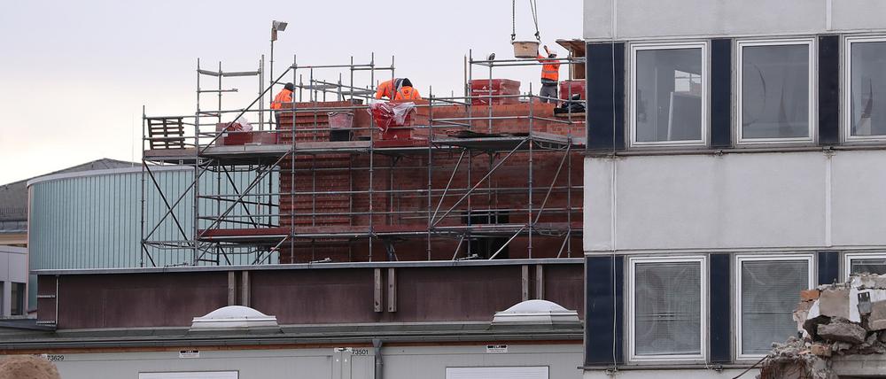 Die Baustelle für den Turm der Garnisonkirche und das Rechenzentrum. 
