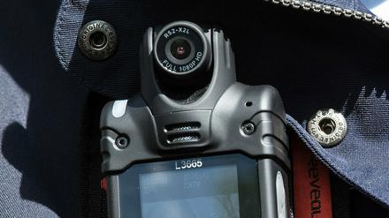 Eine sogenannte Bodycam an der Uniform eines Polizisten.