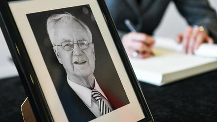 In der Staatskanzlei ist ein Kondolenzbuch für Manfred Stolpe ausgelegt. 