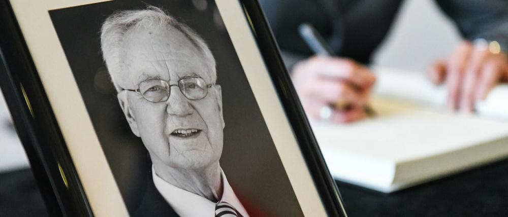 In der Staatskanzlei ist ein Kondolenzbuch für Manfred Stolpe ausgelegt.