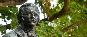 Als rastender Wanderer mit Stock und Hut wird Fontane als Denkmal im Stadtzentrum von Neuruppin dargestellt. 