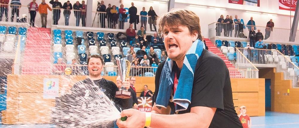 In Sektlaune waren die VfL-Veteranen um Göran Böhm vor zwei Jahren, als sie sensationell den Landespokal gewannen.