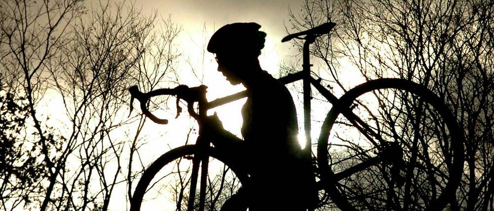 Beim Radcross geht es durchs Gelände - manchmal muss dabei auch das Fahrrad getragen werden.