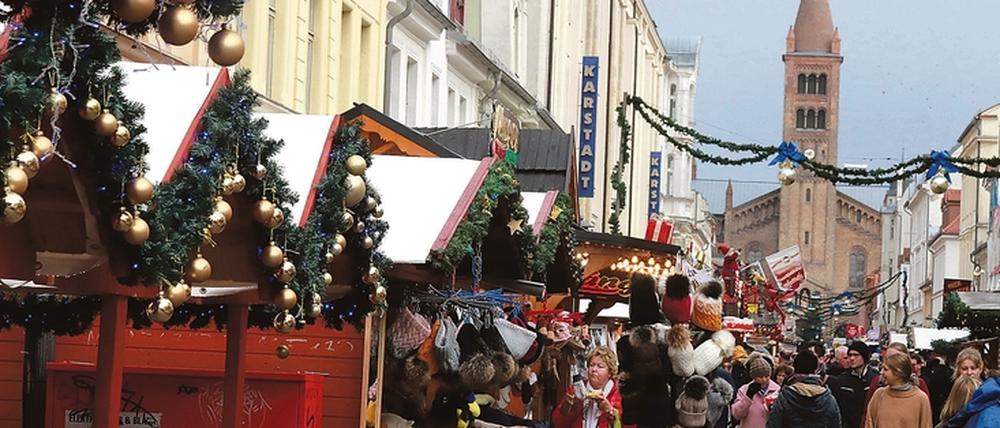 Einige Händler in der Brandenburger Straße beschweren sich darüber, dass die Holzbuden zu dicht an den Schaufenstern standen.