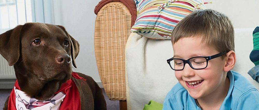 Der Hund soll Kindern mit Leseschwäche helfen.
