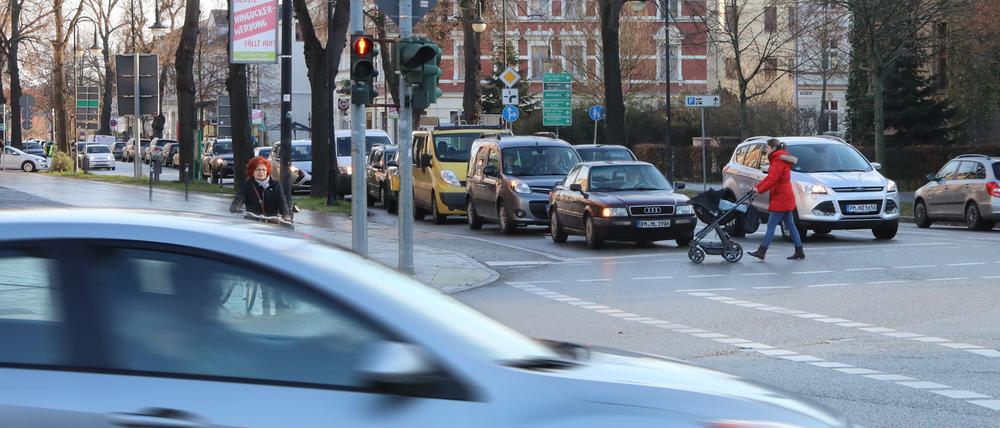 Direkt hinter der Kreuzung Kemnitzer/Brandenburger Straße geht auch die Potsdamer Straße am roten Haus gen Süden ab.