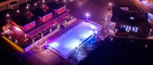 Die Eisbahn am Hafen bei Nacht.