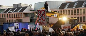 Demonstration beim Baustart für den Wiederaufbau des Garnisonkirchenturm im Herbst 2017.