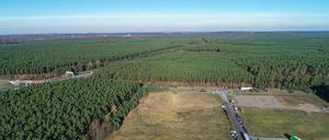 Das Güterverkehrszentrum (GVZ) Freienbrink in der Gemeinde Grünheide östlich von Berlin. Links ist die Autobahn A10 (Berliner Ring) zu sehen. In dem riesigen Waldgebiet rechts der Autobahn plant Tesla seine Fabrik.