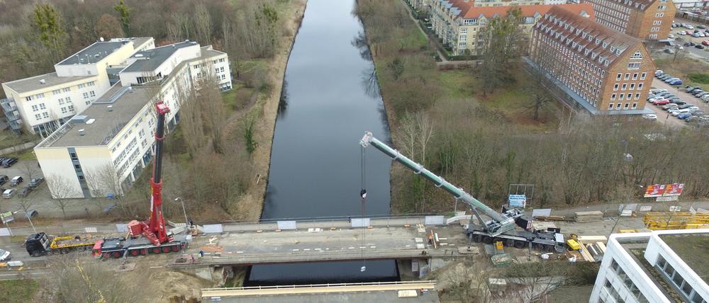 Die Ersatzbrücke über den Teltowkanal, neben der Rammrathbrücke, wurde am 18. Dezember eingehoben. 