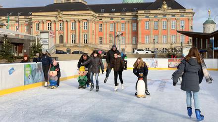 Super Schlittschuh-Wetter am Wochenende bei der Eröffnung der Eisbahn.