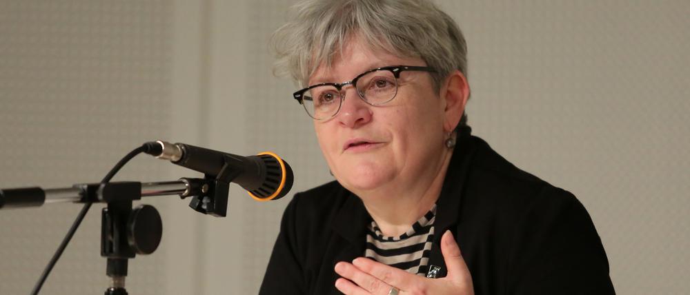 Susanne Fienhold Sheen liest aus dem Buch: "Bildungswege – 100 Jahre Volkshochschule Potsdam".