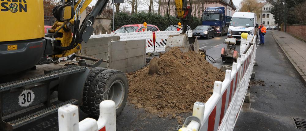 Die Suche nach der Schadstelle ist schwieriger als erhofft. Vermutlich wird ein 12 Meter langes Teilstück der Leitung ausgetauscht.