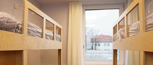 Die Patienten sind in Zimmern mit Hochbetten aus hellem Holz untergebracht.
