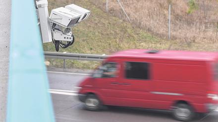 An einer Autobahnbrücke ist das System zur automatischen Kennzeichenfahndung „Kesy“ angebracht.