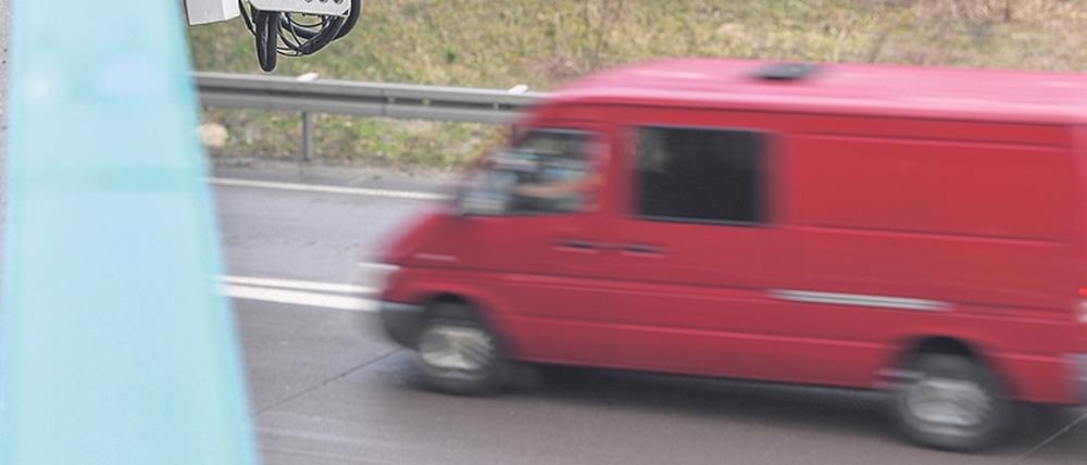 An einer Autobahnbrücke ist das System zur automatischen Kennzeichenfahndung „Kesy“ angebracht.