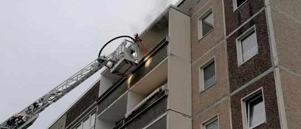 Am Samstagmorgen hat es in einem Mehrfamilienhaus in der Asta-Nielsen-Straße 1 in Drewitz gebrannt.