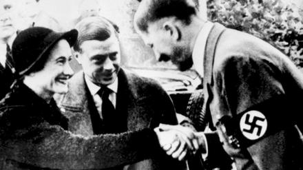 Rückzugsort. Hitler blieb nie länger als zehn oder 14 Tage in Berlin und zog sich immer wieder auf den Obersalzberg zurück – auch um Distanz zu der eigenen Partei zu schaffen. Am 22. Oktober 1937 besuchten ihn dort Edward Herzog von Windsor und seine Ehefrau Wallis Simpson.