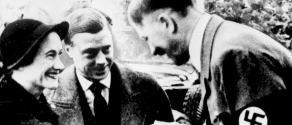 Rückzugsort. Hitler blieb nie länger als zehn oder 14 Tage in Berlin und zog sich immer wieder auf den Obersalzberg zurück – auch um Distanz zu der eigenen Partei zu schaffen. Am 22. Oktober 1937 besuchten ihn dort Edward Herzog von Windsor und seine Ehefrau Wallis Simpson.