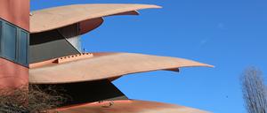 Die Farbe des Theaterdachs ist über die Jahre ausgeblichen.