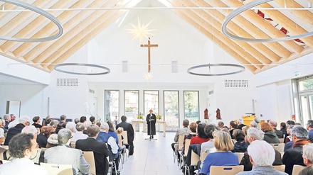 Der modern gestaltete Kirchenraum wirkt einladend und freundlich. 