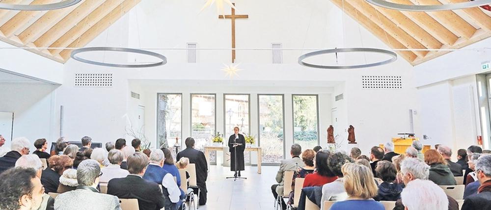 Der modern gestaltete Kirchenraum wirkt einladend und freundlich. 