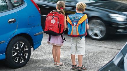 Unfallrisiko am Schultor. Wegen parkender, wendender und fahrender Autos von Eltern direkt vor den Schulen geraten Schüler oftmals in Gefahr.