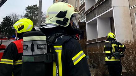 Insgesamt waren 32 Einsatzkräfte der Berufs- und der freiwilligen Feuerwehr sowie sechs Rettungskräfte am Samstagmorgen vor Ort.