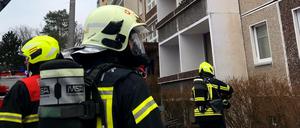 Insgesamt waren 32 Einsatzkräfte der Berufs- und der freiwilligen Feuerwehr sowie sechs Rettungskräfte am Samstagmorgen vor Ort.