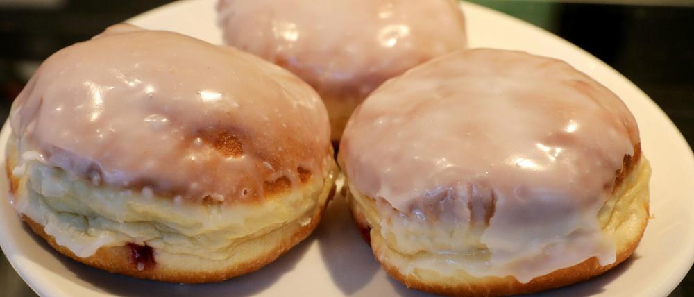 Zum Reinbeißen. Pfannkuchen werden traditionell an Rosenmontag gegessen.