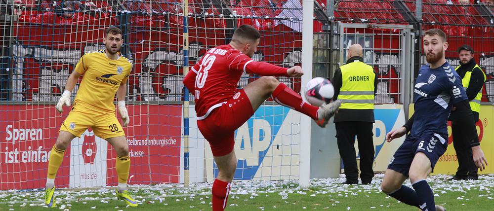 SVB-Torwart Marco Flügel (hier im Regionalliga-Derby gegen Energie Cottbus) fällt verletzungsbedingt längere Zeit aus.