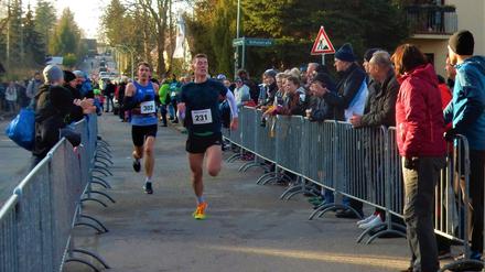 Noch abgefangen: Giulio Ehses (r.) holte Tom Thurley kurz vor dem Ziel ein. 