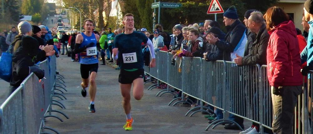 Noch abgefangen: Giulio Ehses (r.) holte Tom Thurley kurz vor dem Ziel ein. 
