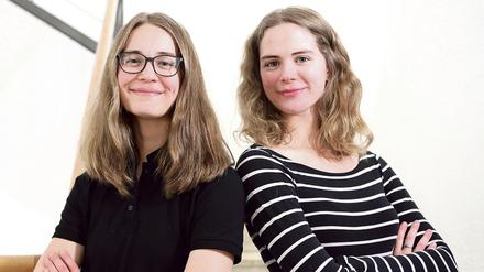 Wilhelmine Ganster (l.) spielt das Horn und ihre Schwester Henriette Ganster das Cello. 