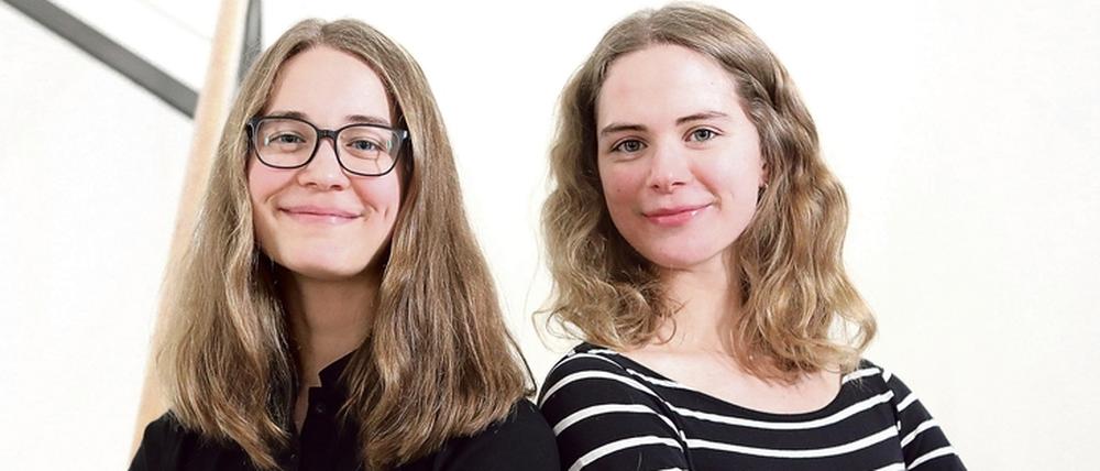 Wilhelmine Ganster (l.) spielt das Horn und ihre Schwester Henriette Ganster das Cello. 