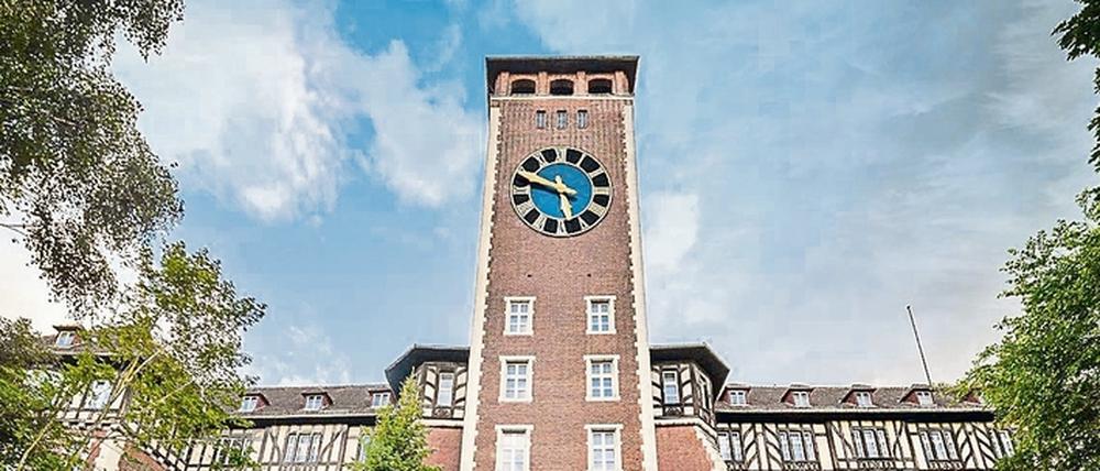 Statt Parteiemblem der SED soll künftig eine große Uhr am Kreml zeigen, welche Stunde geschlagen hat.