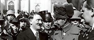 Reichskanzler Adolf Hitler und der ehemalige Kronprinz Wilhelm von Preußen während der Feier vor der Garnisonkirche am „Tag von Potsdam“.