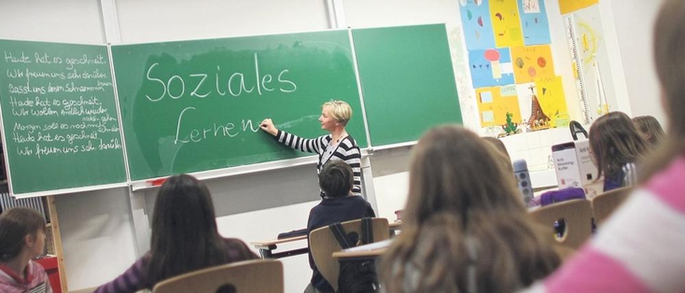 Der übergreifende Auftrag, demokratiebildend zu wirken, müsse Lehrern und Ausbildern immer wieder bewusst gemacht werden, so Schubarth. Auch das soziale Lernen spiele dabei eine wichtige Rolle.