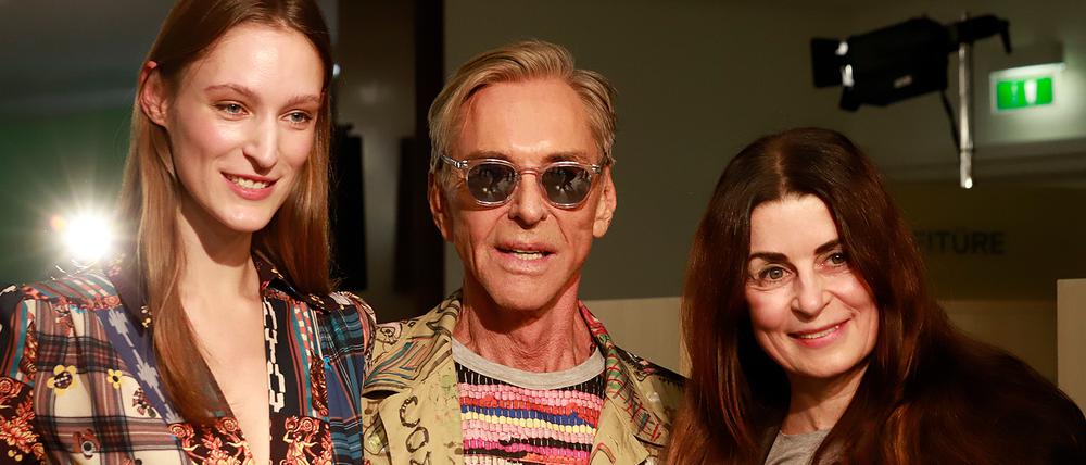 Bunt statt Businessblau. Der Designer (M.) mit Sonnenbrille, Model und Van Laack-Kreativdirektorin Christiane Roth (r.) bei der Präsentation im KaDeWe.
