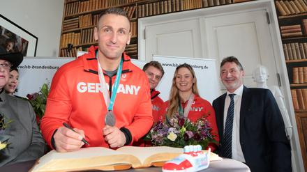 Nach den Winterspielen 2018 durfte sich Kevin Kuske als erfolgreichster Olympia-Bobathlet in das Goldene Buch Potsdams eintragen.