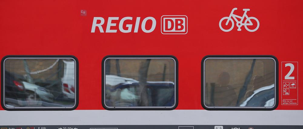 "Wir bedauern sehr, nicht immer die zugesagten Kapazitäten einhalten zu können, arbeiten jedoch an der Verbesserung der Situation", so ein Bahnsprecher.