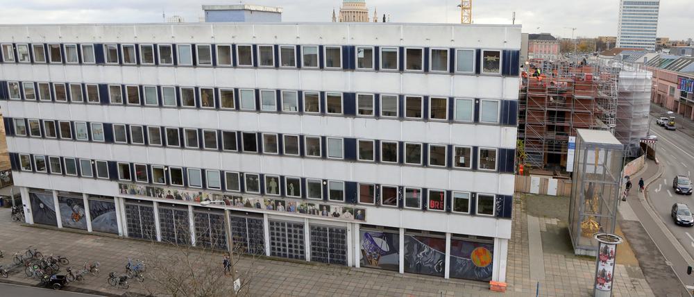 Das Kunst-und Kulturzentrum "Rechenzentrum" an der Dortstraße in der Potsdamer Innenstadt. Rechts davon ist die Baustelel für den Wiederaufbau des Turms der Garnisonkirche zu sehen.