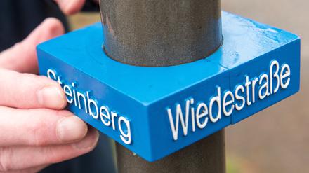 Hilfreich. Vor allem Menschen, die nur noch ein geringes Sehvermögen haben, soll durch die Zusatzschilder geholfen werden.